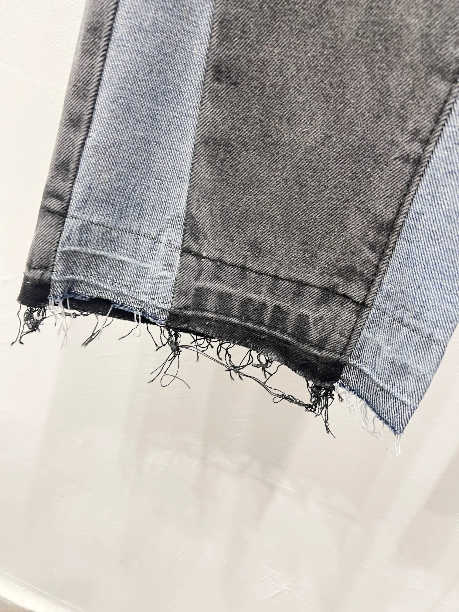 P260 Style number: (A002) GALLERY DEPT. Co-branded 2025 new black cross-leather splicing couple's style loose washed flared jeans 🔥High version🔥High version🔥 Top ceiling quality Styles with different washed textures are very friendly to people with thin legs and thick legs. The slightly flared version is very flattering. Moderate length that never goes out of style, easy to match with casually, basic styling for various styles, a must-have in the wardrobe! The fabric is stiff but also makes the upper body soft without losing texture. The washing process is even more perfect. It is a must-have item for everyone! ! ! Washed wheat, tag, pants label, three complete labels Color: washed black, washed blue Size: 28, 30, 32, 34 (four sizes)